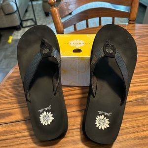 Yellow Box black flip flops size 10